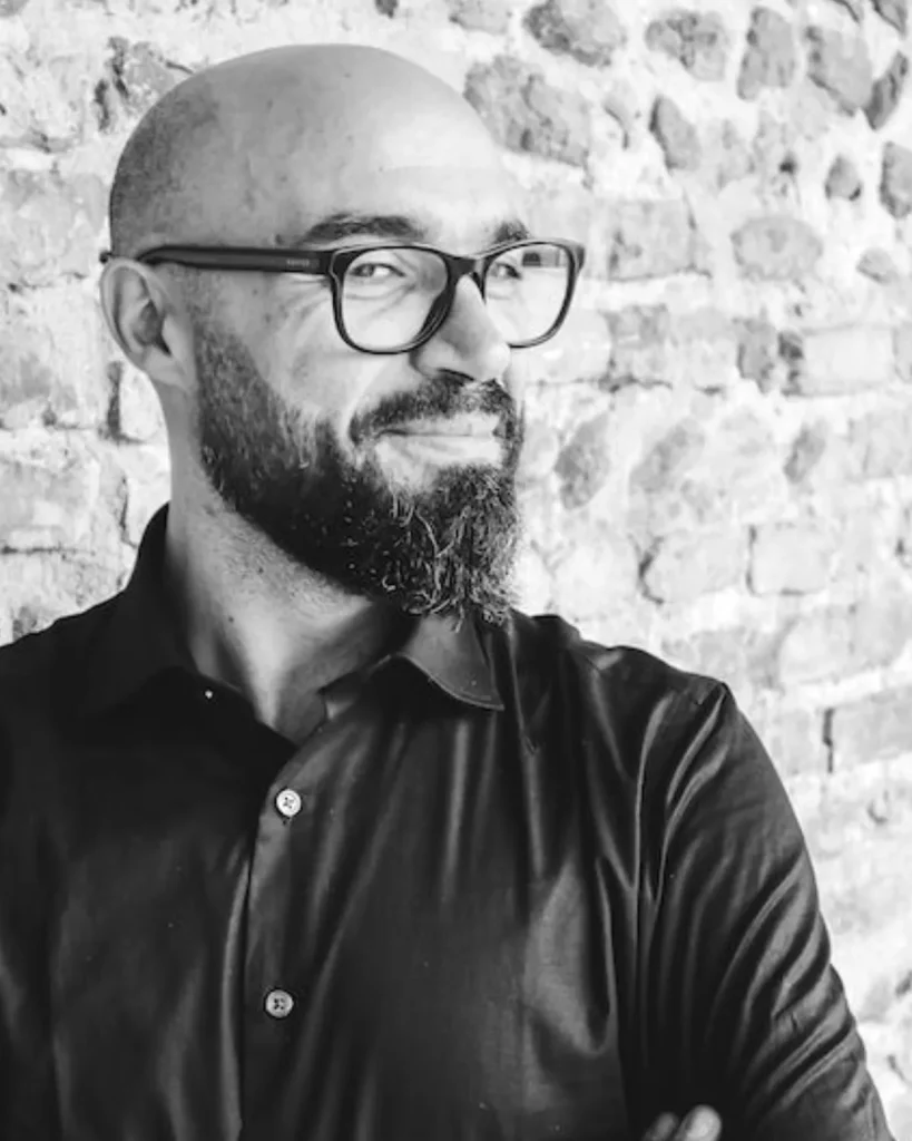 Ritratto di Alessandro Leo, musicista che cura la parte sonora della pratica