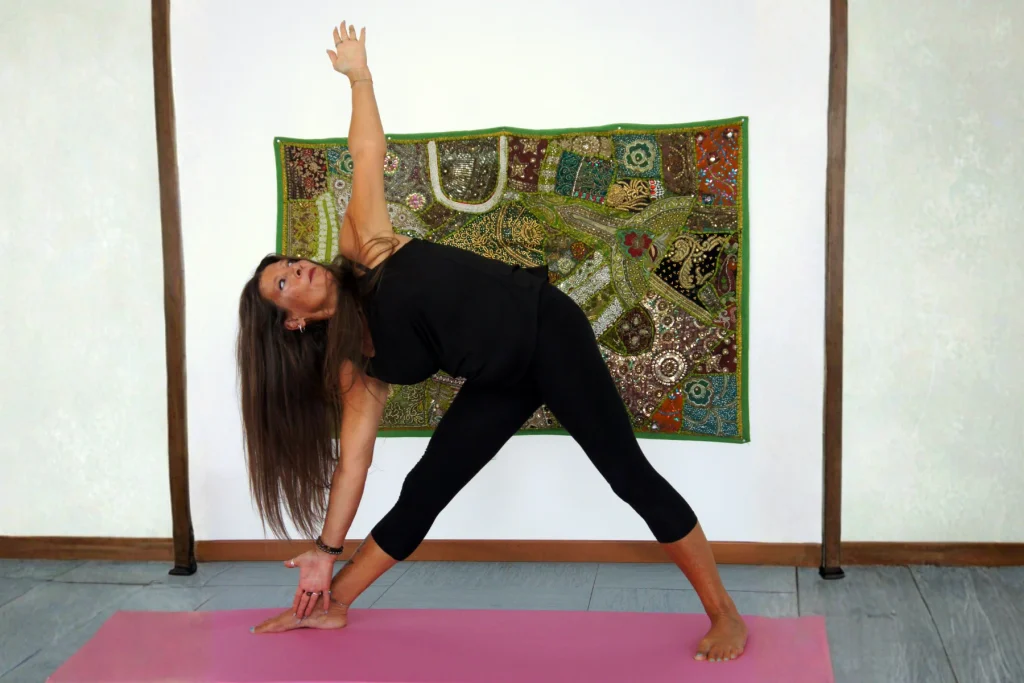 Posizione del triangolo durante una pratica di yoga integrale a Treviso