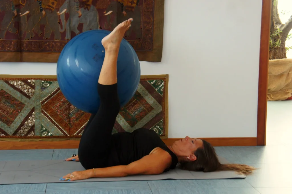 Una pratica post parto a terra, con le gambe sollevate a reggere una palla
