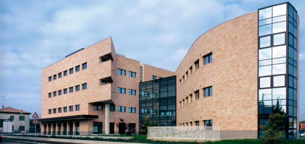 Edificio del centro Nautilus in pietra chiara, con la facciata curva e la torre vetrata sull'angolo